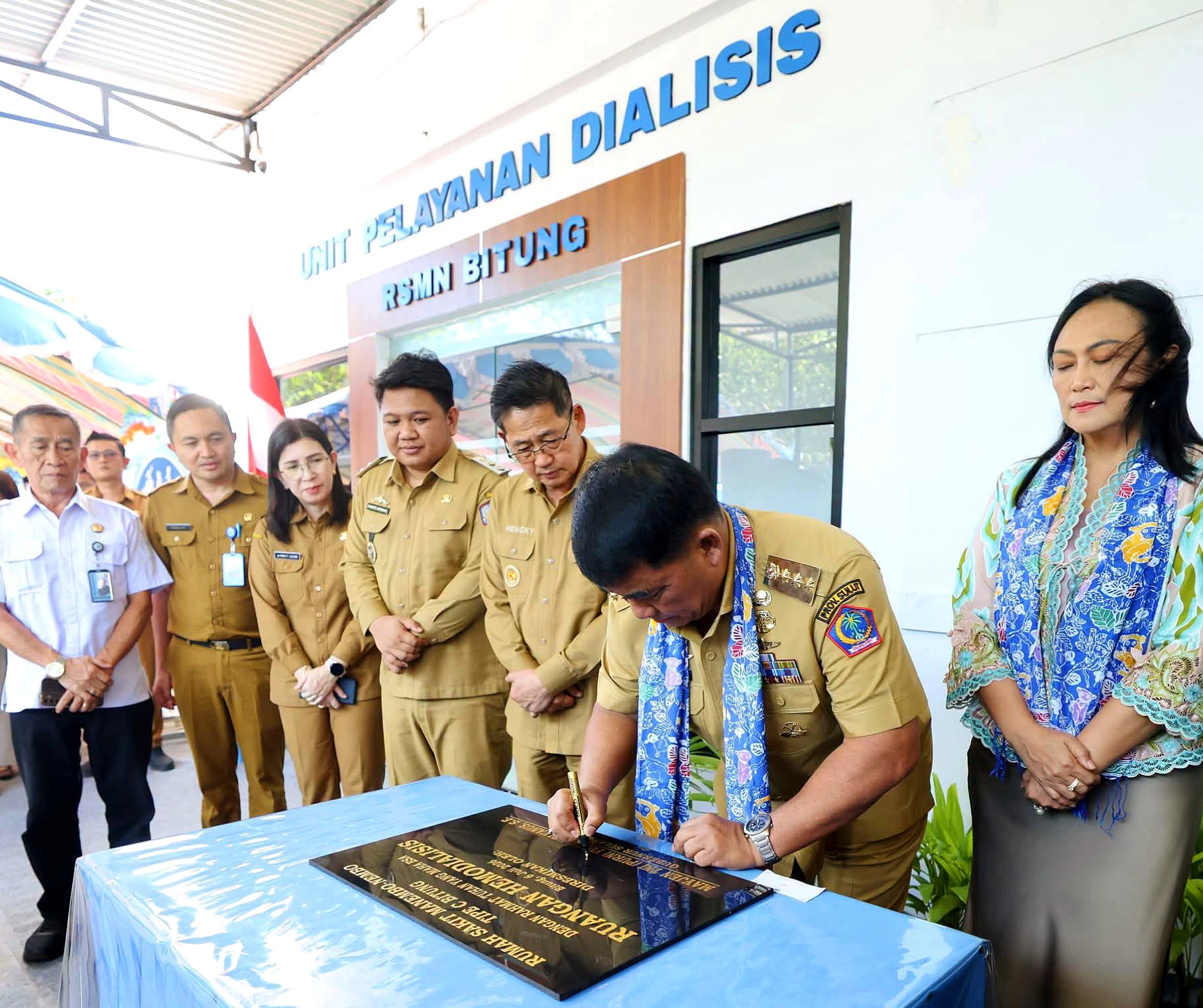 Gubernur Sulut, Mayjend TNI (Purn) Yulius Selvanus SE didampingi Ketua TP PKK Sulut, Ny. Anik Yulius Selvanus saat meresmikan Unit Pelayanan Hemodialisis UPTD Rumah Sakit Manembo-nembo (RSMN) Tipe C Bitung, disaksikan oleh Walikota Bitung, Hengky Honandar SE dan Wakil Walikota Randito Maringka S Sos, bersama Direktur RSUD Manembo-Nembo, Dr. dr. Nicolas Chally Tirayoh, M.Kes, FISQua. (Foto: Istimewa)