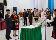 Denny Roy Tampi, SE (kiri) saat diambil sumpah dan janji jabatan sebagai Ketua DPRD Kabupaten Kepulauan Sangihe periode 2024–2029 oleh Ketua Pengadilan Negeri Tahuna, Senin (6/7/2026). (Foto: Dok. Istimewa)