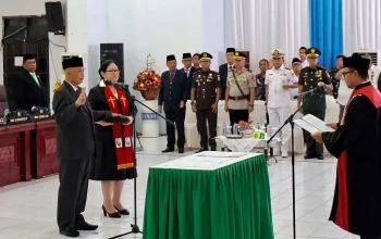 Denny Roy Tampi, SE (kiri) saat diambil sumpah dan janji jabatan sebagai Ketua DPRD Kabupaten Kepulauan Sangihe periode 2024–2029 oleh Ketua Pengadilan Negeri Tahuna, Senin (6/7/2026). (Foto: Dok. Istimewa)