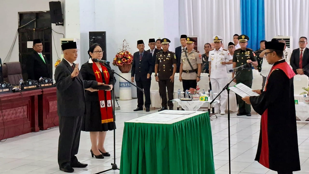 Denny Roy Tampi, SE (kiri) saat diambil sumpah dan janji jabatan sebagai Ketua DPRD Kabupaten Kepulauan Sangihe periode 2024–2029 oleh Ketua Pengadilan Negeri Tahuna, Senin (6/7/2026). (Foto: Dok. Istimewa)