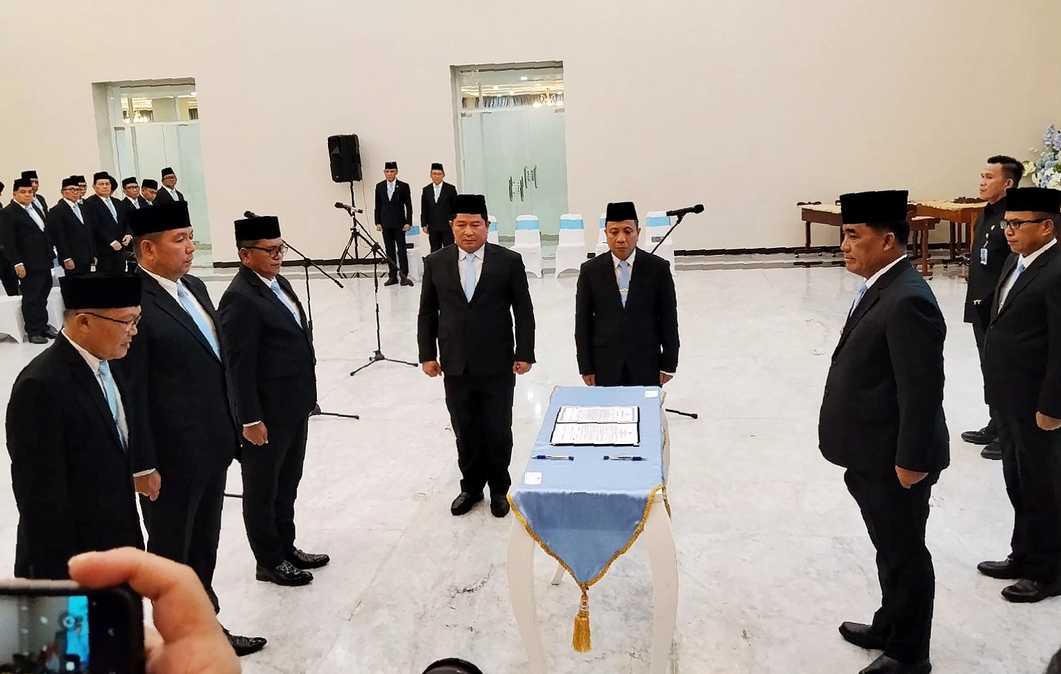 Terapkan meritokrasi, Gubernur Sulut Yulius Selvanus resmi melantik tiga pejabat pimpinan tinggi pratama (Eselon II) menjadi pejabat definitif di Graha Gubernuran, Selasa (7/7/2026). (Foto: Ridho L Tobing)