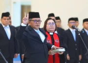 Welliam Niklas Silangen, S.Sos., M.Si. saat mengucapkan sumpah jabatan sebagai Sekretaris DPRD (Sekwan) Provinsi Sulut definitif di hadapan Gubernur Yulius Selvanus di Graha Gubernuran Bumi Beringin, Manado, Selasa (7/7/2026). (Foto: Dok. Istimewa)