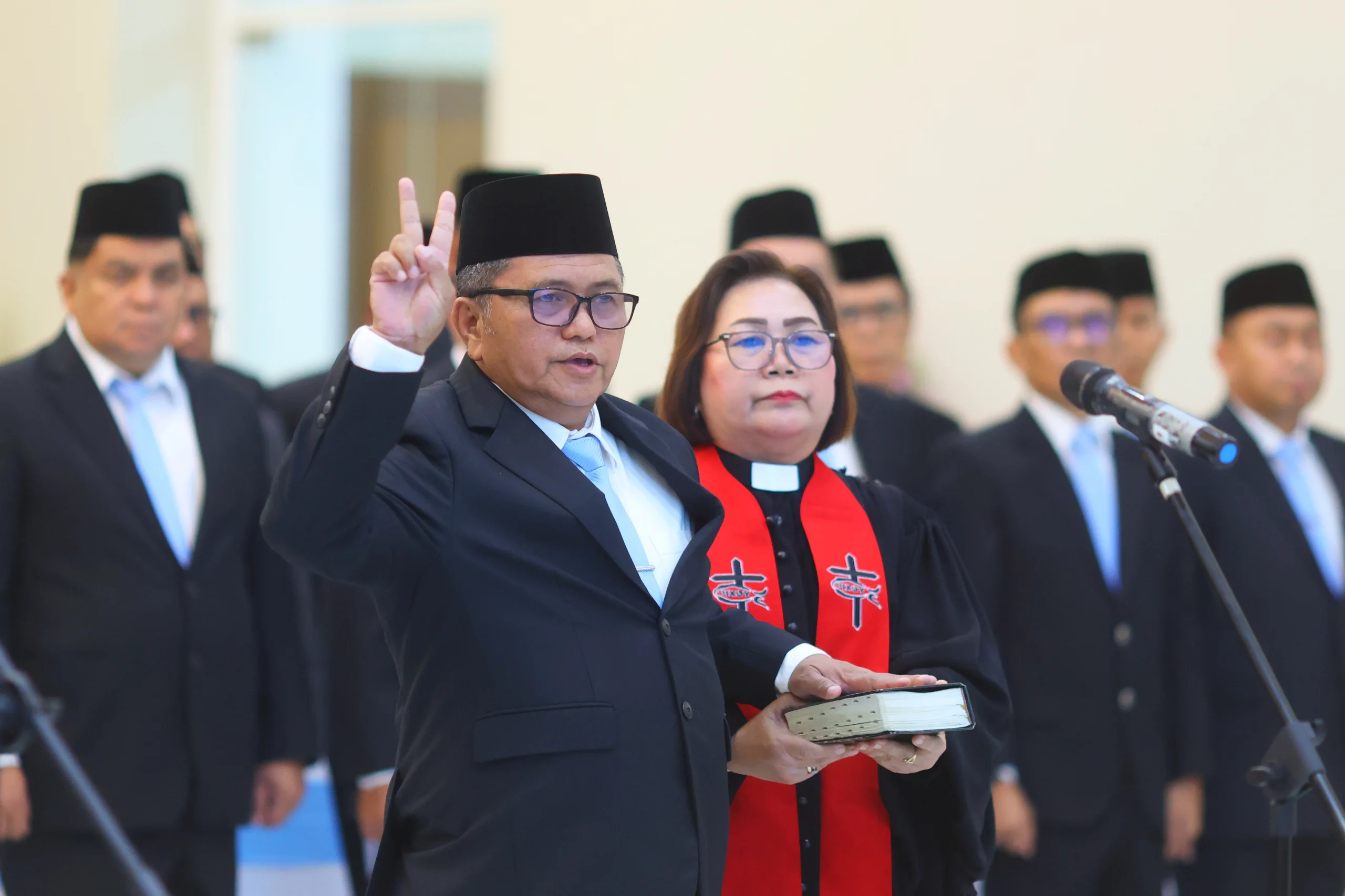 Welliam Niklas Silangen, S.Sos., M.Si. saat mengucapkan sumpah jabatan sebagai Sekretaris DPRD (Sekwan) Provinsi Sulut definitif di hadapan Gubernur Yulius Selvanus di Graha Gubernuran Bumi Beringin, Manado, Selasa (7/7/2026). (Foto: Dok. Istimewa)