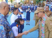 Cermin generasi berakhlak mulia: Seorang siswi baru dengan gestur sopan menerima salam hangat dari Walikota Hengky Honandar saat pembukaan MPLS TA 2026/2027 di SMPN 2 Bitung. (Foto: Istimewa)
