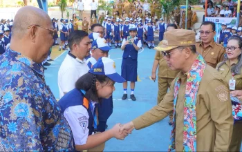 Cermin generasi berakhlak mulia: Seorang siswi baru dengan gestur sopan menerima salam hangat dari Walikota Hengky Honandar saat pembukaan MPLS TA 2026/2027 di SMPN 2 Bitung. (Foto: Istimewa)