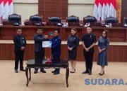 Gubernur Mayjen TNI (Purn) Yulius Selvanus SE dan Ketua DPRD Sulut dr. Fransiscus Silangen, saat Penyerahan Ranperda Pertanggungjawaban Pelaksanaan APBD Sulut 2025. (Foto: Ridho L Tobing)