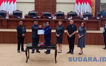 Gubernur Mayjen TNI (Purn) Yulius Selvanus SE dan Ketua DPRD Sulut dr. Fransiscus Silangen, saat Penyerahan Ranperda Pertanggungjawaban Pelaksanaan APBD Sulut 2025. (Foto: Ridho L Tobing)