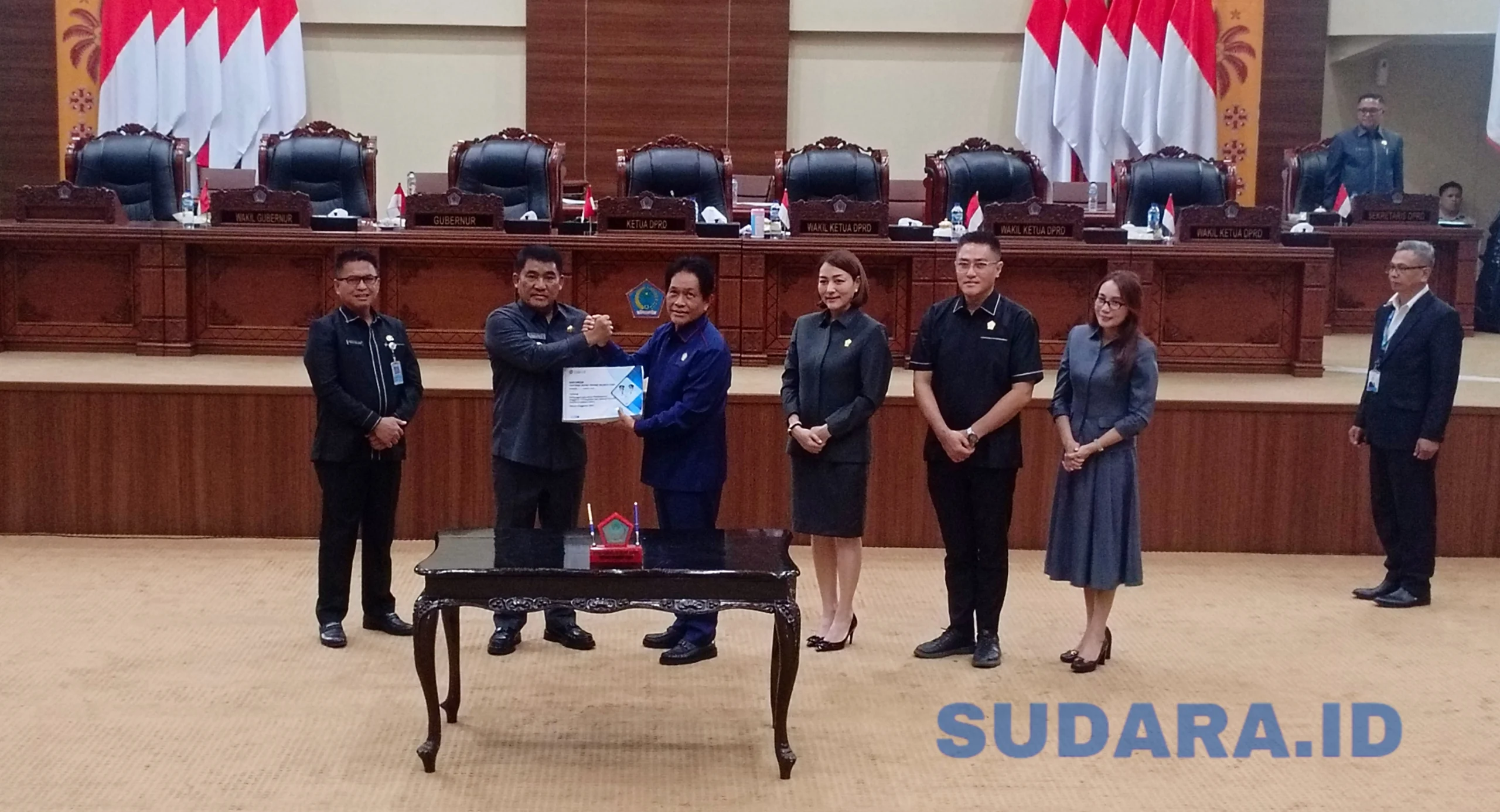 Gubernur Mayjen TNI (Purn) Yulius Selvanus SE dan Ketua DPRD Sulut dr. Fransiscus Silangen, saat Penyerahan Ranperda Pertanggungjawaban Pelaksanaan APBD Sulut 2025. (Foto: Ridho L Tobing)
