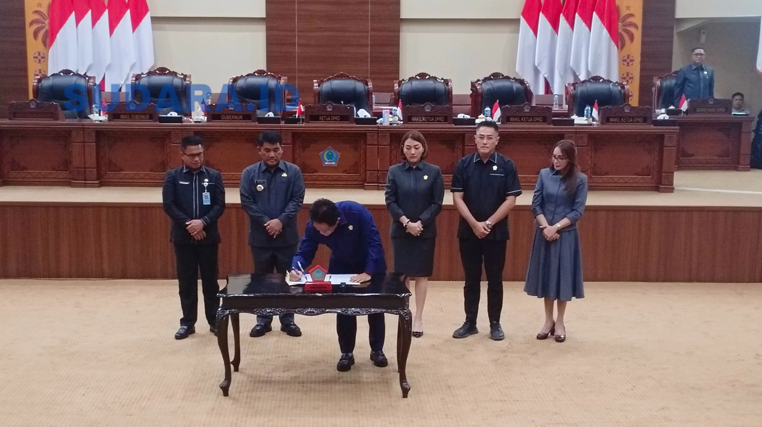 Ketua DPRD Sulut dr. Fransiscus Silangen menandatangani berita acara persetujuan Ranperda Pertanggungjawaban APBD 2025 dalam Rapat Paripurna. (Foto: Ridho L Tobing)