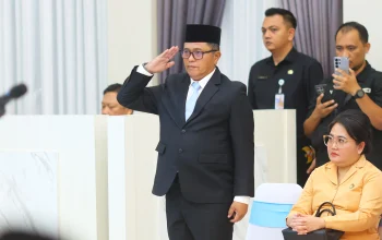 Welliam Niklas Silangen, S.Sos., M.Si. saat mengikuti prosesi pelantikan sebagai Sekretaris DPRD Sulut definitif. Silangen berkomitmen memperkuat komunikasi dua arah guna menjaga keharmonisan eksekutif dan legislatif. (Foto: Istimewa)