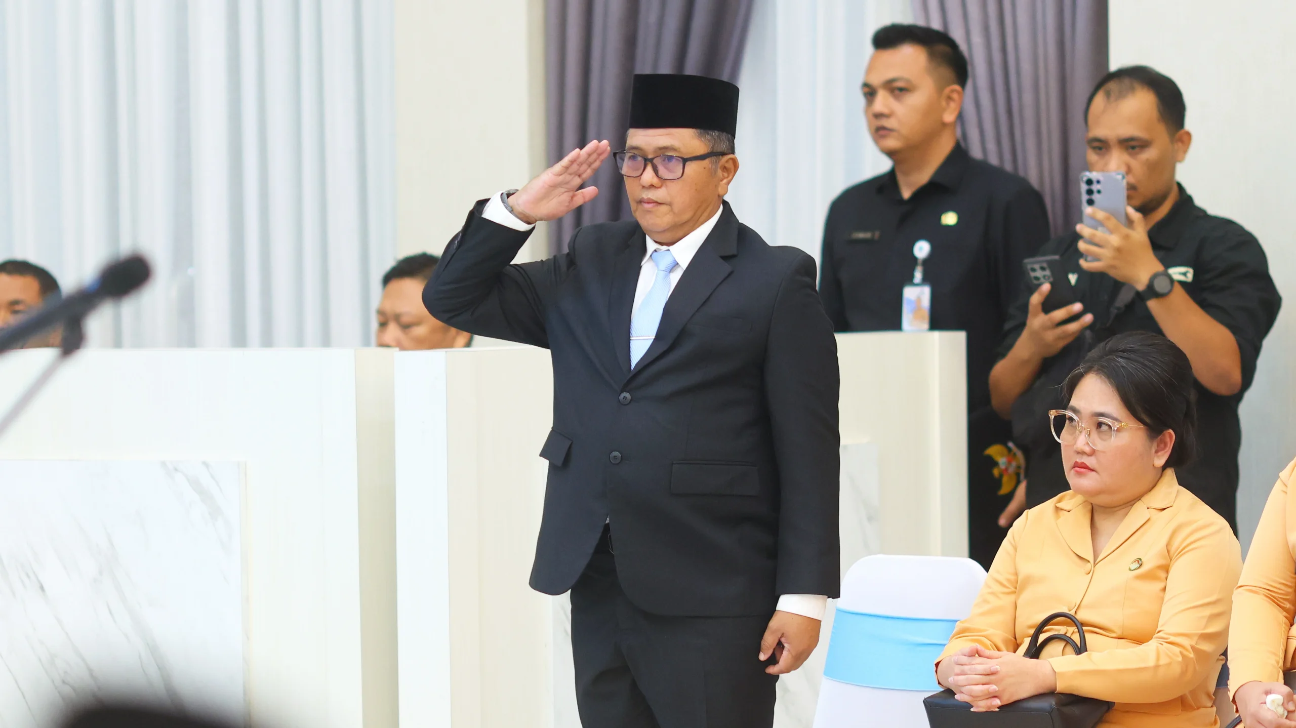 Welliam Niklas Silangen, S.Sos., M.Si. saat mengikuti prosesi pelantikan sebagai Sekretaris DPRD Sulut definitif. Silangen berkomitmen memperkuat komunikasi dua arah guna menjaga keharmonisan eksekutif dan legislatif. (Foto: Istimewa)