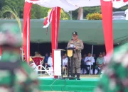 Gubernur Sulawesi Utara Yulius Selvanus saat menyampaikan amanat pada pembukaan Karya Bakti Skala Besar TNI AD 2026 di Kabupaten Kepulauan Talaud, Rabu (15/7). Dalam arahannya, Gubernur mendorong pemanfaatan inovasi material lokal untuk pembangunan perbatasan. (Foto: Istimewa)