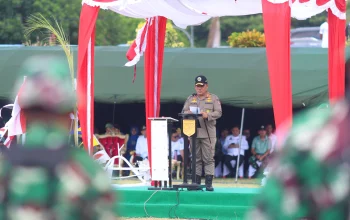 Gubernur Sulawesi Utara Yulius Selvanus saat menyampaikan amanat pada pembukaan Karya Bakti Skala Besar TNI AD 2026 di Kabupaten Kepulauan Talaud, Rabu (15/7). Dalam arahannya, Gubernur mendorong pemanfaatan inovasi material lokal untuk pembangunan perbatasan. (Foto: Istimewa)