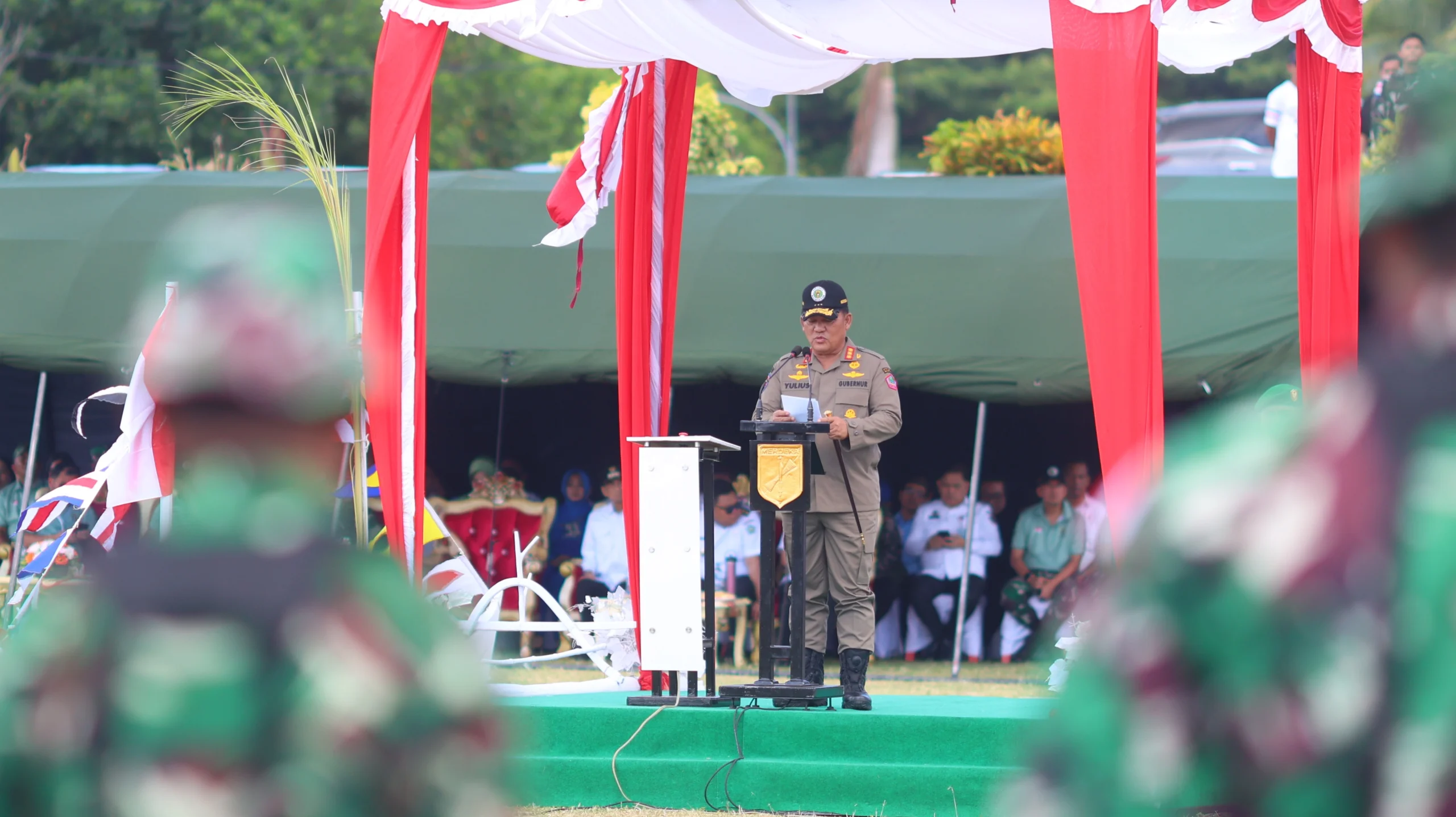 Gubernur Sulawesi Utara Yulius Selvanus saat menyampaikan amanat pada pembukaan Karya Bakti Skala Besar TNI AD 2026 di Kabupaten Kepulauan Talaud, Rabu (15/7). Dalam arahannya, Gubernur mendorong pemanfaatan inovasi material lokal untuk pembangunan perbatasan. (Foto: Istimewa)