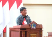 Gubernur Sulut, Mayjen TNI (Purn) Yulius Selvanus SE saat memaparkan tiga agenda penting di hadapan DPRD Sulut: pandangan akhir tentang hasil laporan pelaksanaan APBD 2025, rancangan KUA-PPAS 2027, serta Ranperda penanggulangan wabah penyakit menular untuk masa depan Bumi Nyiur Melambai yang lebih siap dan sejahtera. (Foto: Istimewa)