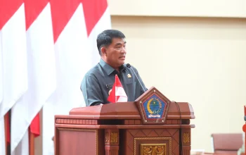 Gubernur Sulut, Mayjen TNI (Purn) Yulius Selvanus SE saat memaparkan tiga agenda penting di hadapan DPRD Sulut: pandangan akhir tentang hasil laporan pelaksanaan APBD 2025, rancangan KUA-PPAS 2027, serta Ranperda penanggulangan wabah penyakit menular untuk masa depan Bumi Nyiur Melambai yang lebih siap dan sejahtera. (Foto: Istimewa)