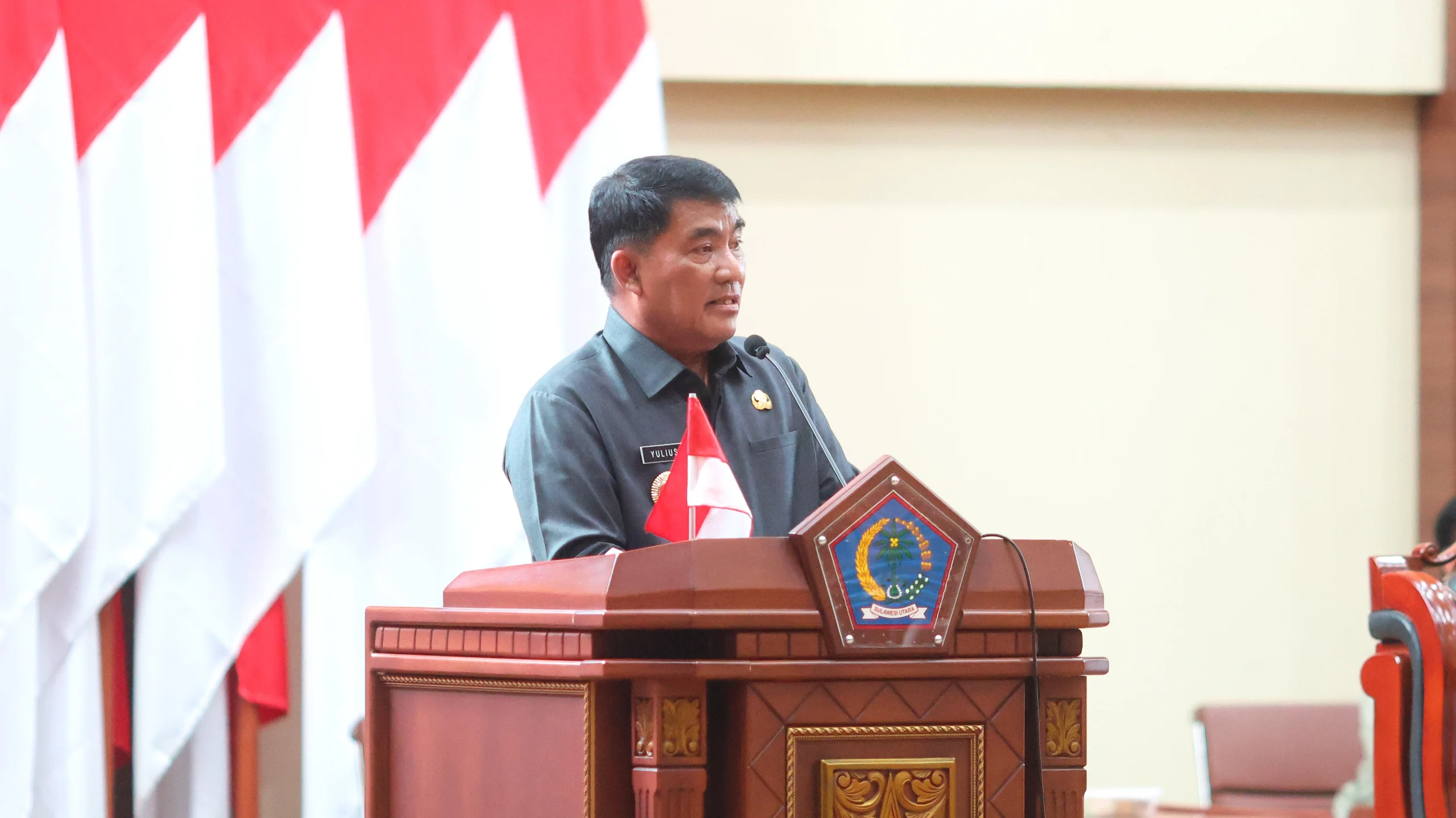Gubernur Sulut, Mayjen TNI (Purn) Yulius Selvanus SE saat memaparkan tiga agenda penting di hadapan DPRD Sulut: pandangan akhir tentang hasil laporan pelaksanaan APBD 2025, rancangan KUA-PPAS 2027, serta Ranperda penanggulangan wabah penyakit menular untuk masa depan Bumi Nyiur Melambai yang lebih siap dan sejahtera. (Foto: Istimewa)