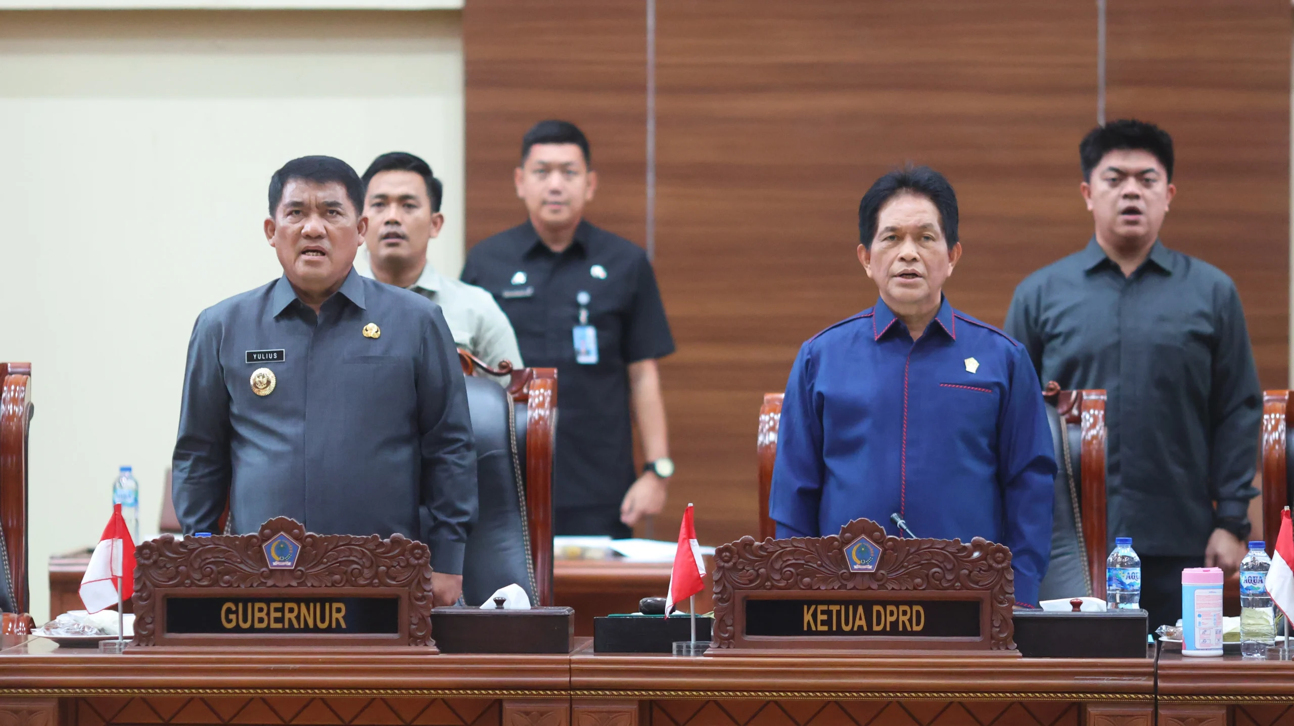 SINERGI LEGISLATIF DAN EKSEKUTIF: Ketua DPRD Sulut dr. Fransiscus Andi Silangen, Sp.B, KBD (kanan), saat memimpin rapat paripurna maraton yang dihadiri langsung oleh Gubernur Sulut Mayjen TNI (Purn) Yulius Selvanus SE (kiri) di Ruang Sidang Paripurna DPRD Sulut, Selasa (14/7/2026). (Foto: Istimewa)