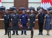 SINERGI STRATEGIS DAERAH: Pimpinan DPRD Sulut dr. Andi Silangen bersama para Wakil Ketua, Gubernur Yulius Selvanus, dan Sekdaprov Tahlis Gallang saat rapat paripurna pengesahan Pansus Ranperda Penanggulangan KLB dan Wabah Penyakit di Gedung Cengkih, Selasa (14/7/2026). (Foto: Istimewa)