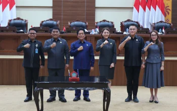 SINERGI STRATEGIS DAERAH: Pimpinan DPRD Sulut dr. Andi Silangen bersama para Wakil Ketua, Gubernur Yulius Selvanus, dan Sekdaprov Tahlis Gallang saat rapat paripurna pengesahan Pansus Ranperda Penanggulangan KLB dan Wabah Penyakit di Gedung Cengkih, Selasa (14/7/2026). (Foto: Istimewa)