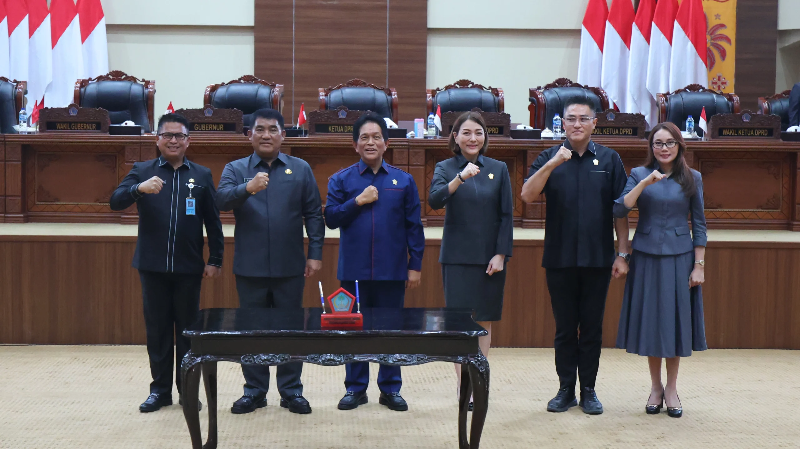 SINERGI STRATEGIS DAERAH: Pimpinan DPRD Sulut dr. Andi Silangen bersama para Wakil Ketua, Gubernur Yulius Selvanus, dan Sekdaprov Tahlis Gallang saat rapat paripurna pengesahan Pansus Ranperda Penanggulangan KLB dan Wabah Penyakit di Gedung Cengkih, Selasa (14/7/2026). (Foto: Istimewa)