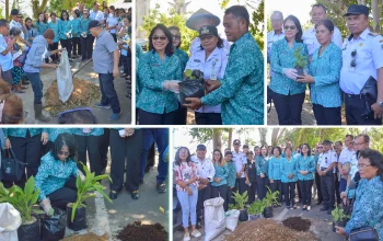 AKSI NYATA: Ketua TP PKK Kota Bitung Ellen Honandar-Sondakh SE, saat memimpin langsung praktik pembuatan kompos dari sampah rumah tangga di Kelurahan Batulubang, Lembeh Selatan, Rabu (15/7/2026). Kegiatan ini dipadukan dengan penguatan ketahanan pangan keluarga lewat pembagian bibit tanaman. (Foto: Istimewa)