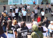 Suasana aksi damai Forum Perjuangan Masyarakat Tokambahu, Makawidey, Bitung di depan Gedung DPRD Sulut, Rabu (15/7/2026). Warga menuntut perlindungan hak atas tanah mereka yang terancam proyek militer. (Foto: Istimewa)