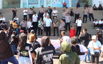Suasana aksi damai Forum Perjuangan Masyarakat Tokambahu, Makawidey, Bitung di depan Gedung DPRD Sulut, Rabu (15/7/2026). Warga menuntut perlindungan hak atas tanah mereka yang terancam proyek militer. (Foto: Istimewa)
