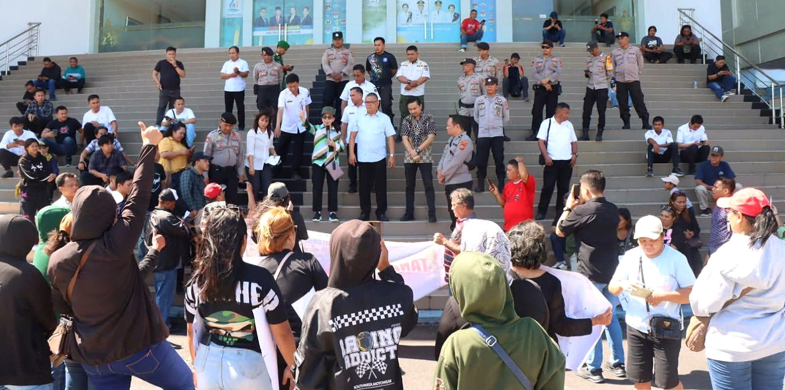 Suasana aksi damai Forum Perjuangan Masyarakat Tokambahu, Makawidey, Bitung di depan Gedung DPRD Sulut, Rabu (15/7/2026). Warga menuntut perlindungan hak atas tanah mereka yang terancam proyek militer. (Foto: Istimewa)