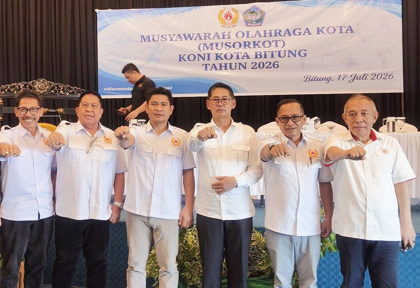 Walikota Bitung Hengky Honandar, SE (ketiga dari kanan) ditetapkan secara aklamasi sebagai Ketua Umum KONI Kota Bitung masa bakti 2026–2030 dalam Musorkot di Favehotel Bitung, Jumat (17/7/2026). (Foto: Istimewa)