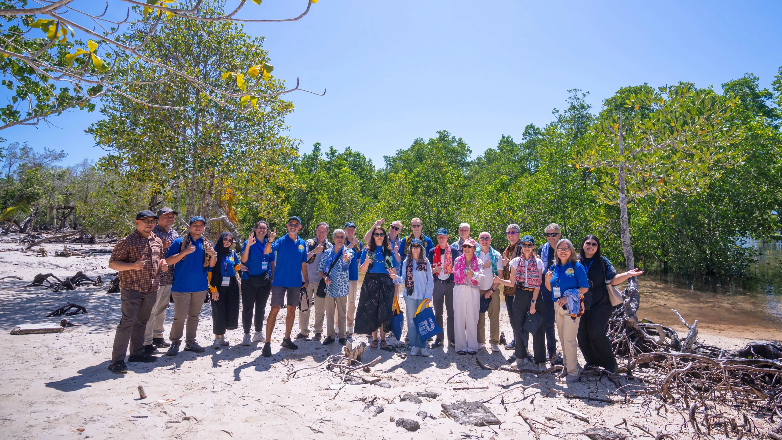 Delegasi Uni Eropa di hutan mangrove Kabupaten Minahasa Utara, Sulawesi Utara. (Foto: Istimewa)