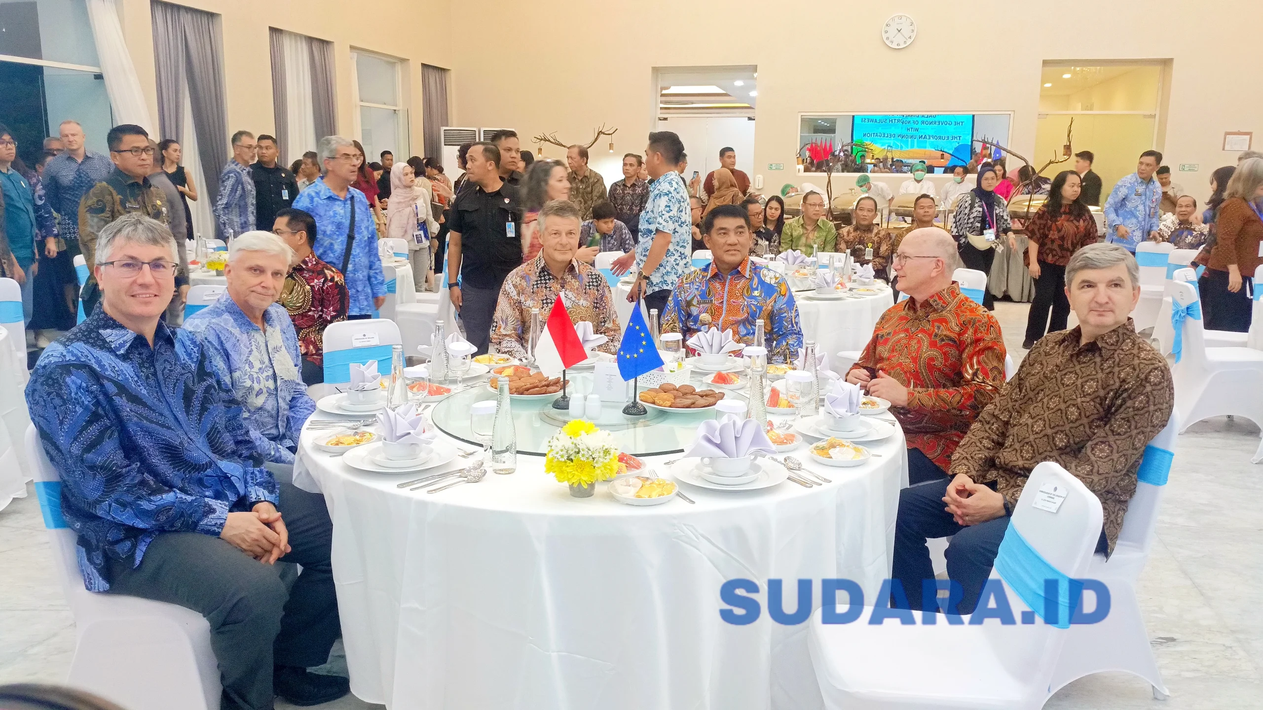 Gubernur Sulut, Mayjen TNI (Purn) Yulius Selvanus SE bersama Delegasi Uni Eropa dalam gelar Gala Dinner di Wisma Negara Bumi Beringin Manado, Jumat (17/7/2026). (Foto: Ridho L Tobing)