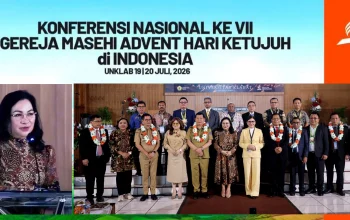 Dirjen Bimas Kristen Kemenag RI, Prof. Dr. Jeane Marie Tulung, S.Th., M.Pd., saat menyampaikan sambutan dan foto bersama Wagub Sulut Victor Mailangkay, Bupati Minut Joune Ganda, Ketua Komisi IX DPR RI/Ketua Panitia Felly Runtuwene, dan pimpinan GMAHK, saat pembukaan Konfernas VII GMAHK di Unklab, Minahasa Utara, Senin (20/7/2026). (Foto: Istimewa)