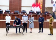 Ketua DPRD Sulut Fransiscus A. Silangen menandatangani Ranperda Pemberdayaan Perempuan dan Perlindungan Anak (PPA) sebagai usul prakarsa dewan pada Rapat Paripurna di Manado, Senin (20/7/2026). (Foto: Istimewa)