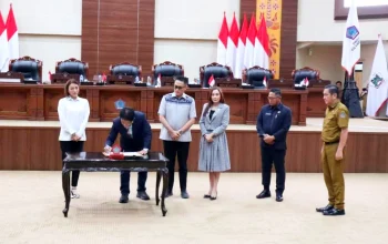 Ketua DPRD Sulut Fransiscus A. Silangen menandatangani Ranperda Pemberdayaan Perempuan dan Perlindungan Anak (PPA) sebagai usul prakarsa dewan pada Rapat Paripurna di Manado, Senin (20/7/2026). (Foto: Istimewa)