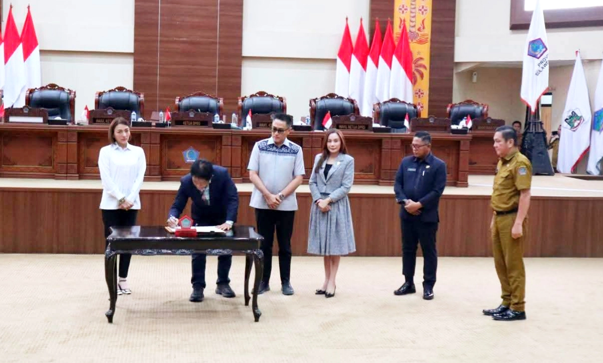 Ketua DPRD Sulut Fransiscus A. Silangen menandatangani Ranperda Pemberdayaan Perempuan dan Perlindungan Anak (PPA) sebagai usul prakarsa dewan pada Rapat Paripurna di Manado, Senin (20/7/2026). (Foto: Istimewa)