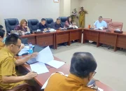 Pansus DPRD dan Pemprov Sulut membedah pasal-pasal Ranperda Penyelenggaraan Perizinan Berusaha di Ruang Serbaguna DPRD Sulut, Senin (20/7/2026). (Foto: Ridho L Tobing)