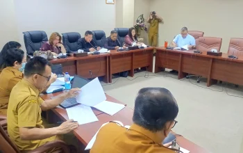Pansus DPRD dan Pemprov Sulut membedah pasal-pasal Ranperda Penyelenggaraan Perizinan Berusaha di Ruang Serbaguna DPRD Sulut, Senin (20/7/2026). (Foto: Ridho L Tobing)