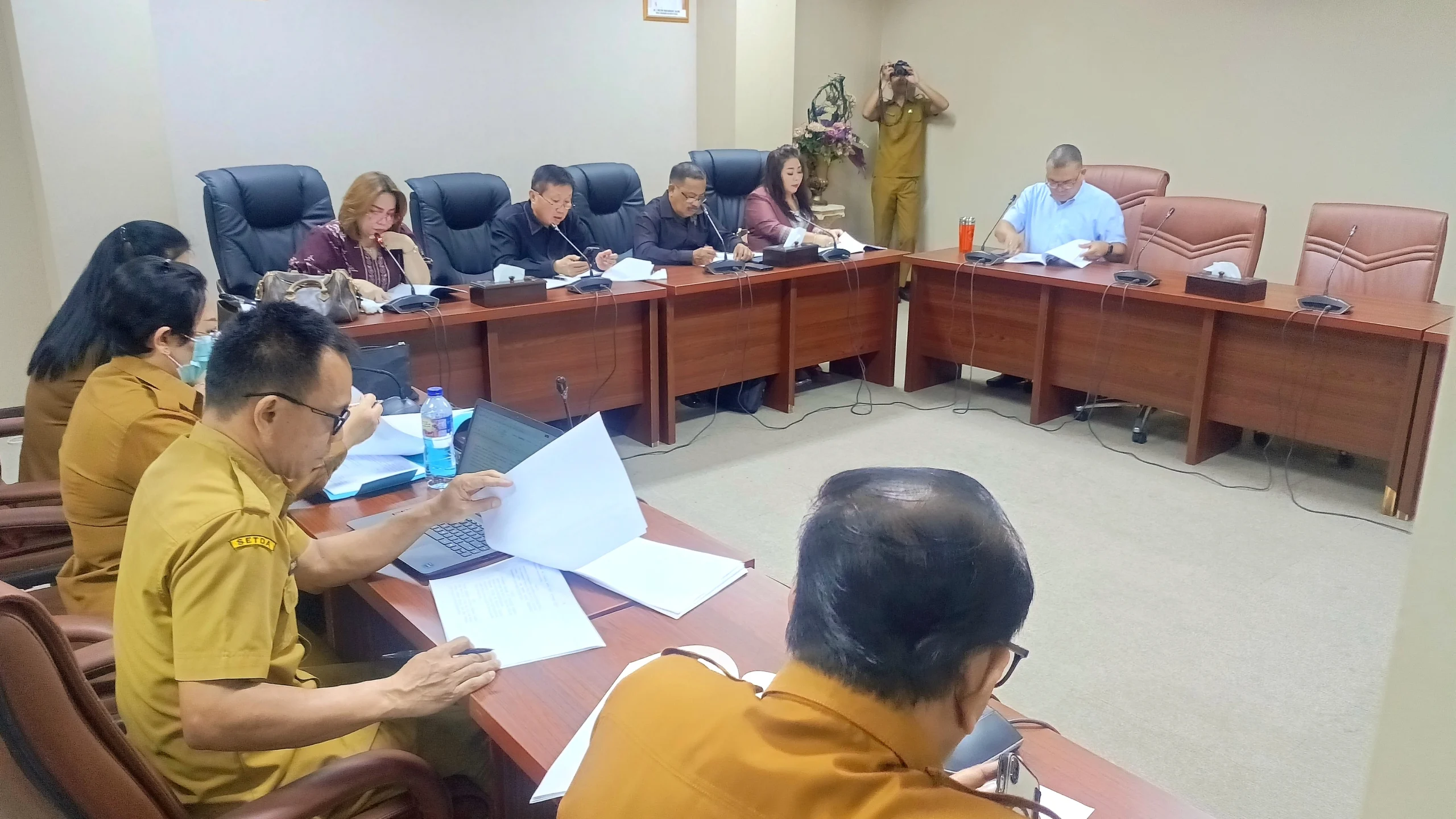 Pansus DPRD dan Pemprov Sulut membedah pasal-pasal Ranperda Penyelenggaraan Perizinan Berusaha di Ruang Serbaguna DPRD Sulut, Senin (20/7/2026). (Foto: Ridho L Tobing)