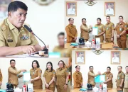 Penyerahan SK Pelaksana Tugas (Plt) di lingkungan Pemprov Sulut oleh Sekprov Tahlis Gallang atas arahan Gubernur Yulius Selvanus (searah jarum jam): Gubernur Sulut Mayjen TNI (Purn) Yulius Selvanus SE, Plt Biro Adpim, Plt Dinas ESDM, dan Plt Dinas Kesehatan. (Foto: Istimewa)