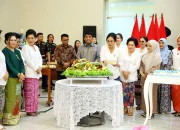 Gubernur Sulawesi Utara, Yulius Selvanus, menyaksikan pemotongan tumpeng oleh Ketua BKOW Sulut, Ny. Anik Yulius Selvanus, pada Gala Dinner HUT ke-67 BKOW di Wisma Negara Bumi Beringin, Manado, Senin (20/7/2026). (Foto: Istimewa)