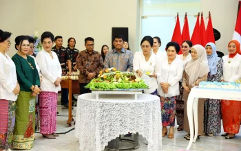 Gubernur Sulawesi Utara, Yulius Selvanus, menyaksikan pemotongan tumpeng oleh Ketua BKOW Sulut, Ny. Anik Yulius Selvanus, pada Gala Dinner HUT ke-67 BKOW di Wisma Negara Bumi Beringin, Manado, Senin (20/7/2026). (Foto: Istimewa)