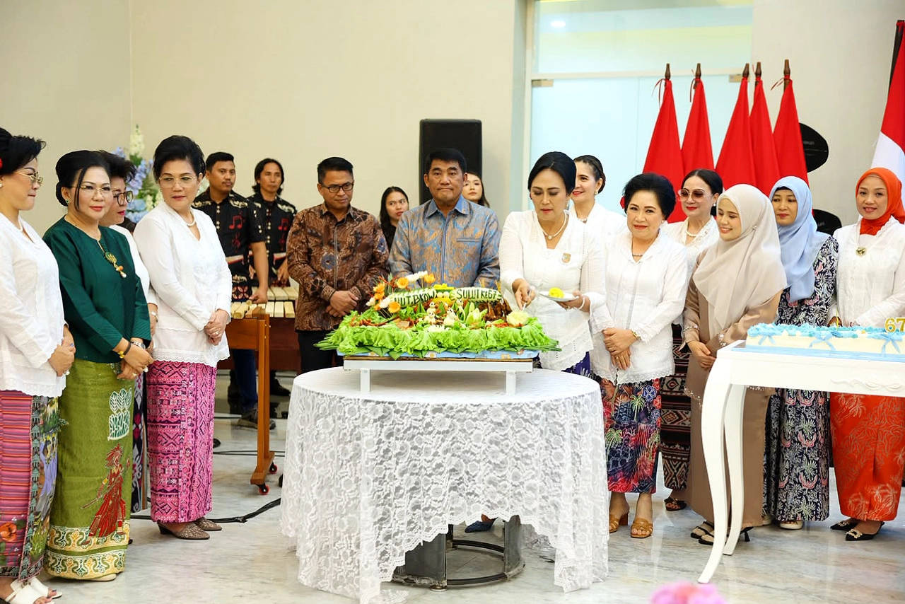 Gubernur Sulawesi Utara, Yulius Selvanus, menyaksikan pemotongan tumpeng oleh Ketua BKOW Sulut, Ny. Anik Yulius Selvanus, pada Gala Dinner HUT ke-67 BKOW di Wisma Negara Bumi Beringin, Manado, Senin (20/7/2026). (Foto: Istimewa)