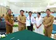 Bersama Gubernur Sulut Mayjen TNI (Purn) Yulius Selvanus SE, Walikota Bitung, Hengky Honandar SE menjadi saksi nikah 3 pasangan warga Bitung dalam gelar kawin massal Pemprov Sulut, Selasa (21/7/2026). (Foto: Istimewa)
