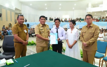 Bersama Gubernur Sulut Mayjen TNI (Purn) Yulius Selvanus SE, Walikota Bitung, Hengky Honandar SE menjadi saksi nikah 3 pasangan warga Bitung dalam gelar kawin massal Pemprov Sulut, Selasa (21/7/2026). (Foto: Istimewa)