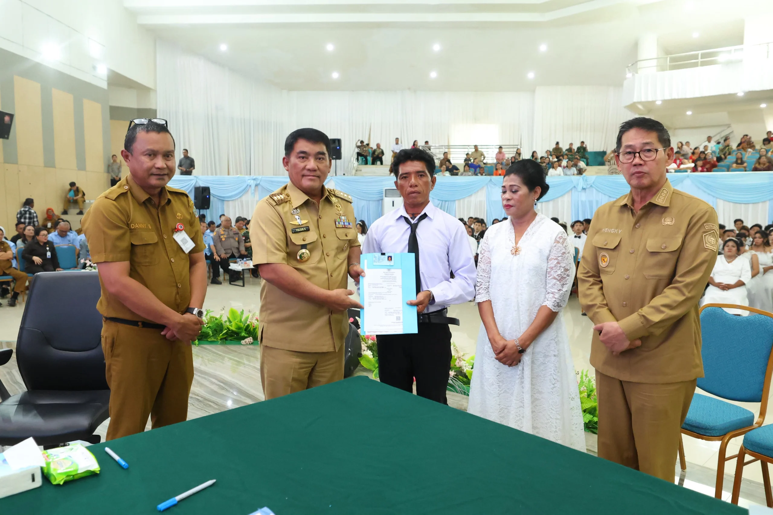 Bersama Gubernur Sulut Mayjen TNI (Purn) Yulius Selvanus SE, Walikota Bitung, Hengky Honandar SE menjadi saksi nikah 3 pasangan warga Bitung dalam gelar kawin massal Pemprov Sulut, Selasa (21/7/2026). (Foto: Istimewa)