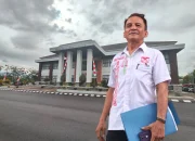 DISOROT TAJAM: Ketua BPW PAI Sulut, Advokat Eka Dicky Steven Mantik, S.PAK., LL.B., LL.M., membeberkan dugaan kejanggalan prosedur eksekusi dan buruknya pelayanan publik di Pengadilan Negeri Manado, Rabu (22/7/2026). (Foto: SUDARA.ID)