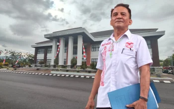 DISOROT TAJAM: Ketua BPW PAI Sulut, Advokat Eka Dicky Steven Mantik, S.PAK., LL.B., LL.M., membeberkan dugaan kejanggalan prosedur eksekusi dan buruknya pelayanan publik di Pengadilan Negeri Manado, Rabu (22/7/2026). (Foto: SUDARA.ID)