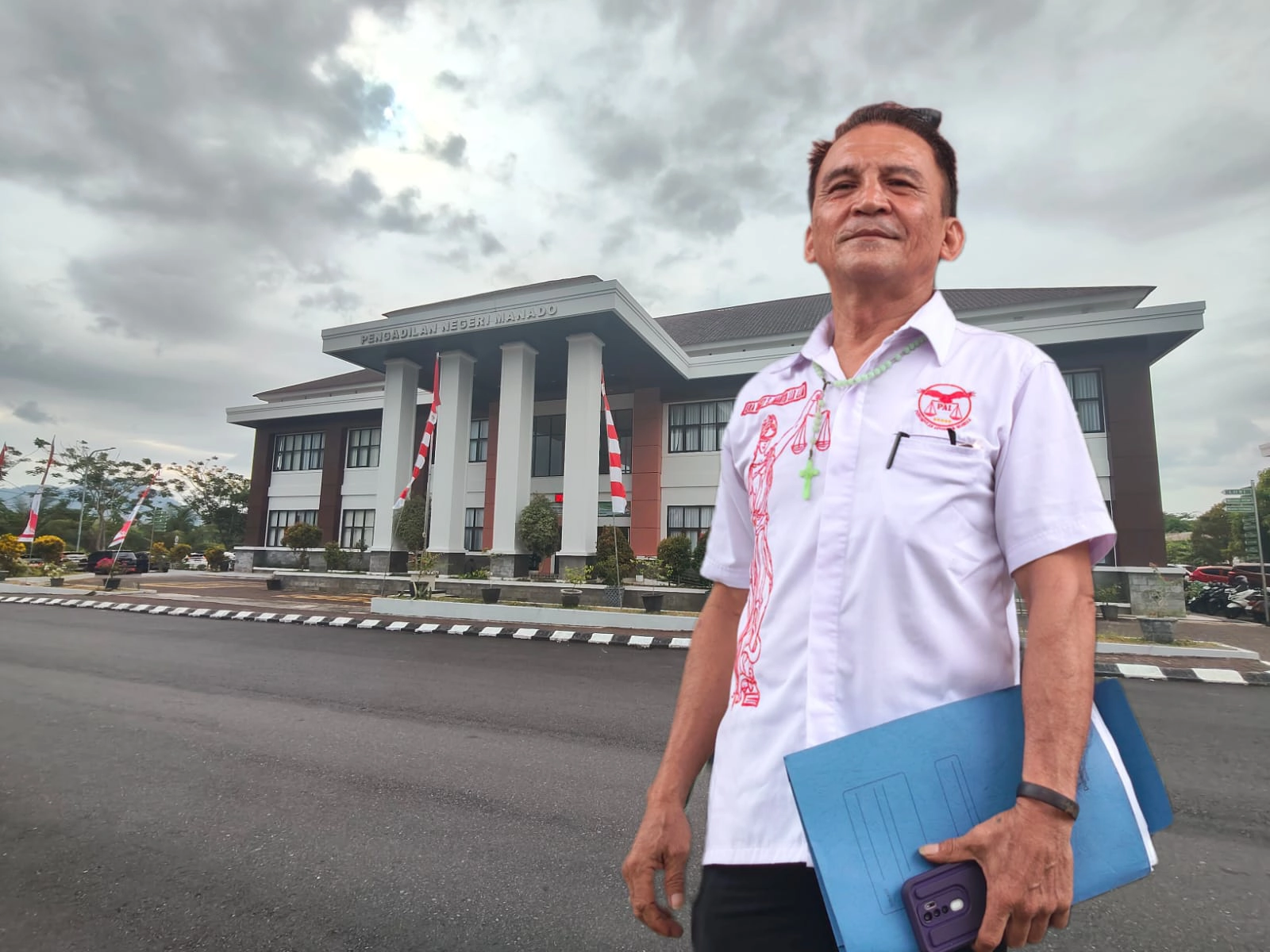 DISOROT TAJAM: Ketua BPW PAI Sulut, Advokat Eka Dicky Steven Mantik, S.PAK., LL.B., LL.M., membeberkan dugaan kejanggalan prosedur eksekusi dan buruknya pelayanan publik di Pengadilan Negeri Manado, Rabu (22/7/2026). (Foto: SUDARA.ID)