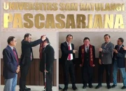 Steven Kowaas, mahasiswa disabilitas netra, saat menjalani prosesi wisuda S2 dengan predikat Cum Laude di Universitas Sam Ratulangi, Manado. (Foto: Istimewa)